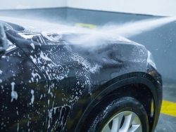 洗车时哪些地方不能冲水？自己洗车时需要熄火吗？