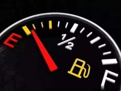 一般油表显示几格去加油好？油表显示没油了还能跑多远？