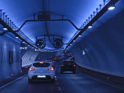 开车过隧道要开什么灯？开车过隧道时有哪些注意事项？
