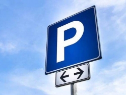 免费停车位的停车标线是什么颜色？免费停车位可以长期停车吗？