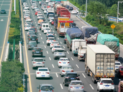高速堵车一般堵多久？高速堵车可以走应急车道吗？