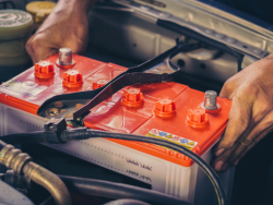 汽车免维护蓄电池寿命一般是几年？免维护蓄电池怎么加水？
