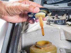 转向助力油多久换一次？汽车助力油要换的征兆是什么？