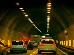 车辆进入隧道应该开启什么灯？隧道内发生事故怎么办？