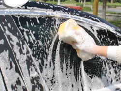 水蜡洗车液对车漆好吗？新车用洗车液还是水蜡好？