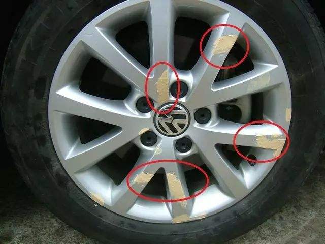 汽车轮胎划痕