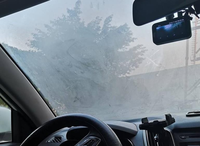 汽车玻璃内侧起雾