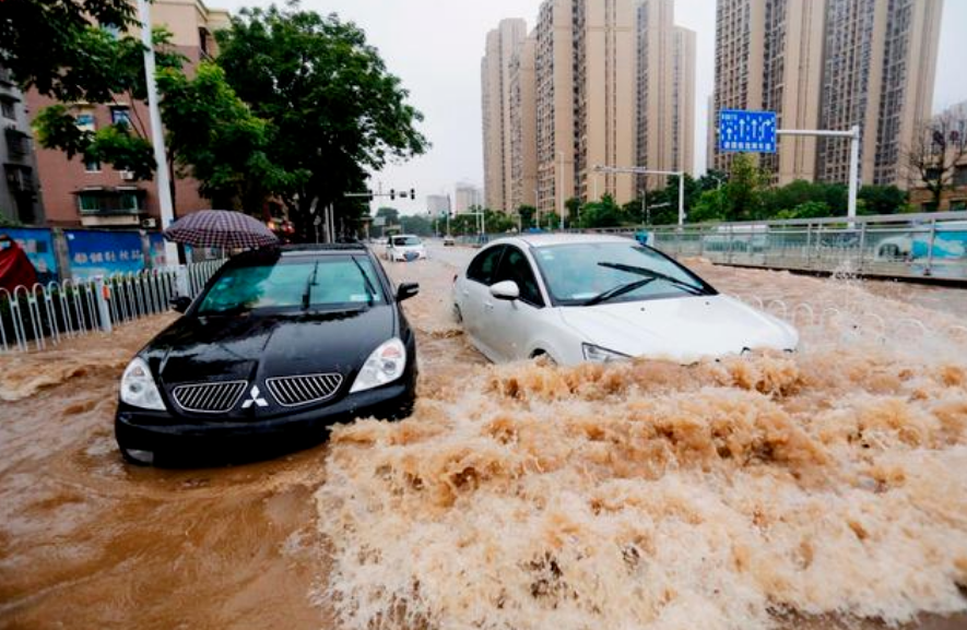 车被暴雨淹了