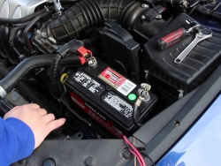 汽车蓄电池几年换一次？汽车蓄电池没电了发动不了怎么办？