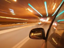 高速公路上绿色激光是干嘛的？