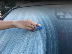 汽车玻璃油膜是什么？如何快速去除掉汽车玻璃油膜？