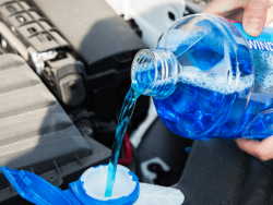汽车玻璃水不喷水了是什么原因？玻璃水用完了对车有影响吗？