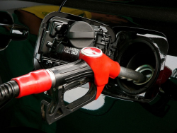 汽车加油口左右的区别是什么？汽车加油口怎么开启？