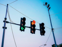 红绿灯在道路交通中的作用是什么？遇到红绿灯坏了怎么办？