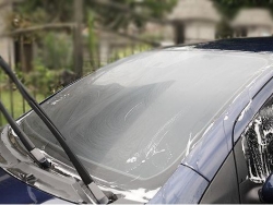 汽车玻璃油膜对驾驶有什么影响？如何预防玻璃油膜的产生？