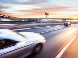 开慢车和开快车哪个更危险？长期慢速行驶有什么影响？