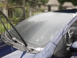 怎么判断汽车玻璃有油膜？玻璃油膜去除剂有用吗？