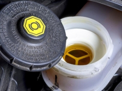 怎样判断刹车油该换了？刹车油含水量多少需要更换？