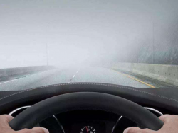 汽车前挡风玻璃起雾是什么原因？前挡风玻璃有雾气怎么解决？