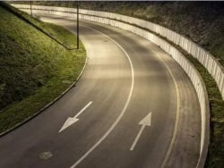 汽车在弯道处应该如何行驶？汽车在弯道行驶要求车速是多少？