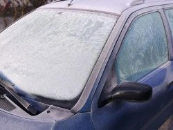 冬季挡风玻璃结冰原因是什么？冬季汽车挡风玻璃结冰了怎么办？