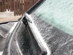 汽车玻璃水冻了对车有影响吗？如何快速解冻？