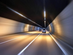 隧道行车应该怎样使用灯光？隧道行车注意事项有哪些？