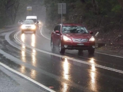下雨天怎样开车比较安全？下雨路滑开车如何注意安全？