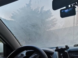 汽车玻璃内侧起雾是什么原因？汽车玻璃内侧起雾怎么办？