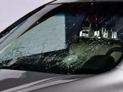 汽车玻璃划痕是怎么造成的？汽车玻璃有划痕如何修复？