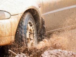 泥泞路段车速不能超过多少？泥泞道路行驶正确做法是？