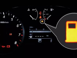 油表灯亮了还能跑多远？一般油表显示几格去加油？