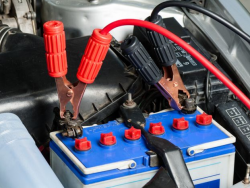 汽车电瓶亏电的表现有哪些？电瓶亏电怎么恢复电量？