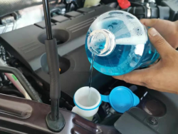 玻璃水的作用和使用方法是什么？汽车长期不加玻璃水会有影响吗？