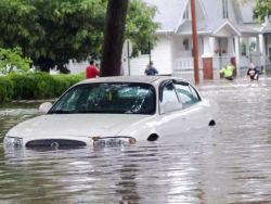 车被暴雨淹了怎么处理？暴雨淹车是否会全额赔偿车辆损失？