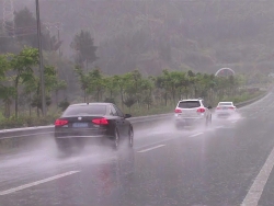 高速上下暴雨可以停在应急车道吗？高速上遇到暴雨怎么办？