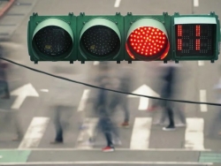 红绿灯路口压实线会扣分吗？路口掉头正确方法是什么？