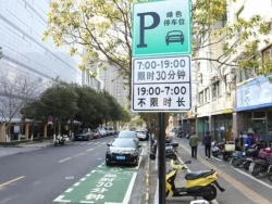 路边哪种停车位是免费的？怎么找可以长期停车的地方？