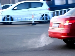 汽车启动后冒白烟什么原因？排气管突然冒大量白烟怎么处理？