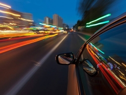 高速公路夜间行驶使用什么灯？注意事项有哪些？