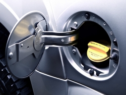 汽车油箱里的油怎么抽出来？汽油从车里放出来还可以用吗？