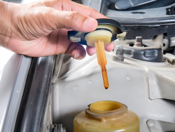 汽车助力油多久换一次合适？助力油缺少的表现有哪些？