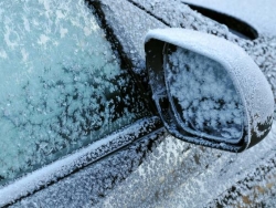 汽车玻璃水冻了如何快速解冻？玻璃水怎么做防冻处理？