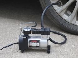 车载充气泵看哪个数值准确？汽车充气泵怎么使用？