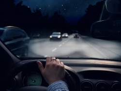 夜间开车的注意事项有哪些？夜间开车怎么防止犯困？