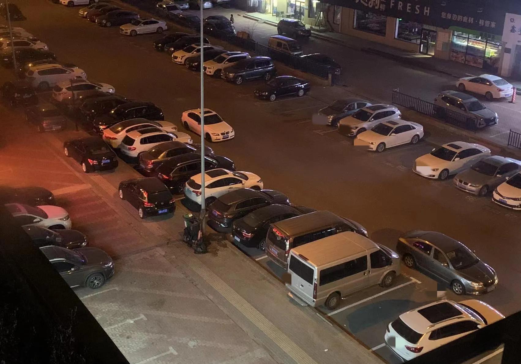 车被堵在车位里面
